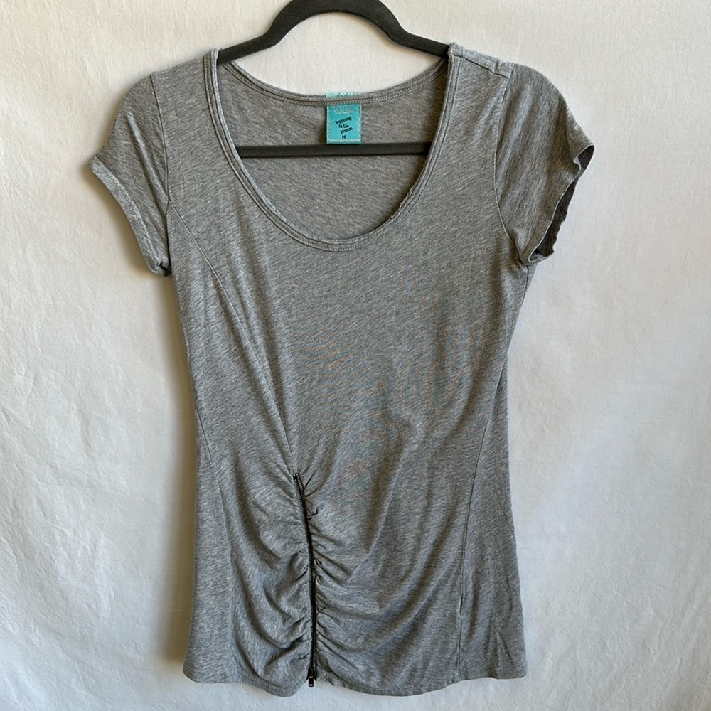 h.i.p. gray scoop neck tee with bottom ruching and zipper, size M